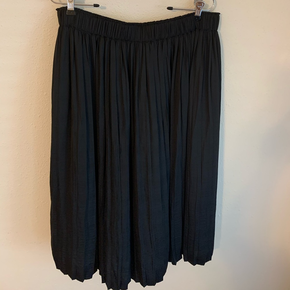 Silky pleated maxi skirt